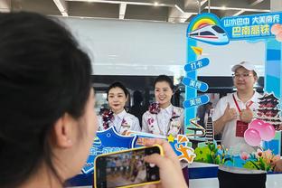 奥斯卡社媒晒与武磊庆祝进球合影：加油上海海港
